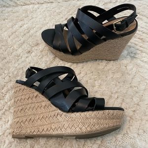 Report Black Cross-Strap Wedges, size 5.5